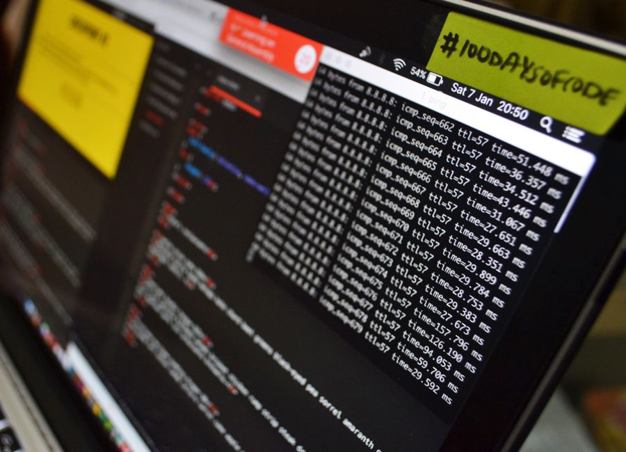 Команда обсуждает учебный проект за ноутбуками