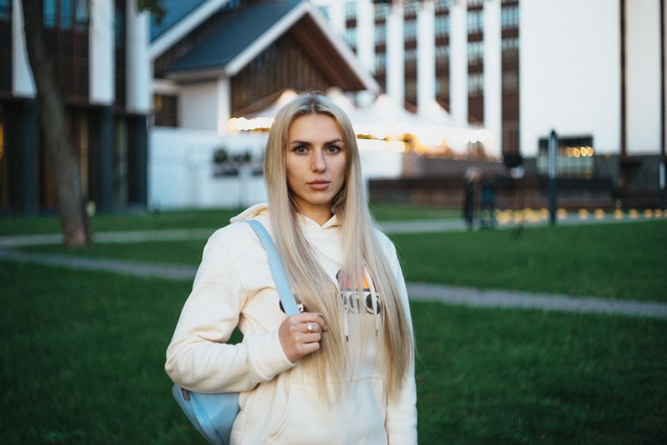 Участница обучения Pro Academy GmbH с портретом